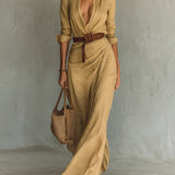 Vestido longo ajustado com mangas longas e detalhes em lapela