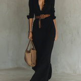 Vestido longo ajustado com mangas longas e detalhes em lapela