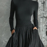 Marion | Conjunto Preto com Gola Alta e Saia Plissada Elegante